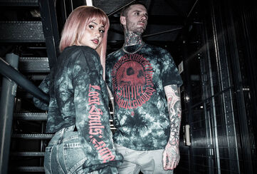 Lost Souls / Lost Souls verbindet junge Streetwear‑Fits mit einer dunklen, modernen &Auml;sthetik. Tiefe Batik‑Washes in Schwarz und Rot treffen auf rau wirkende Grafikwelten und markante Prints, die jedem Piece eine mystische Intensit&auml;t geben.Die Kollektion setzt auf pr&auml;zise, zeitgem&auml;&szlig;e Schnitte: T-Shirts, Hoodies, Sweater, Cropped-Teile und Jogger formen urbane Silhouetten, die l&auml;ssig, modern und charakterstark wirken. Strukturierte Details, Patches und Wash‑Effekte verst&auml;rken den individuellen Look. / Jetzt entdecken!