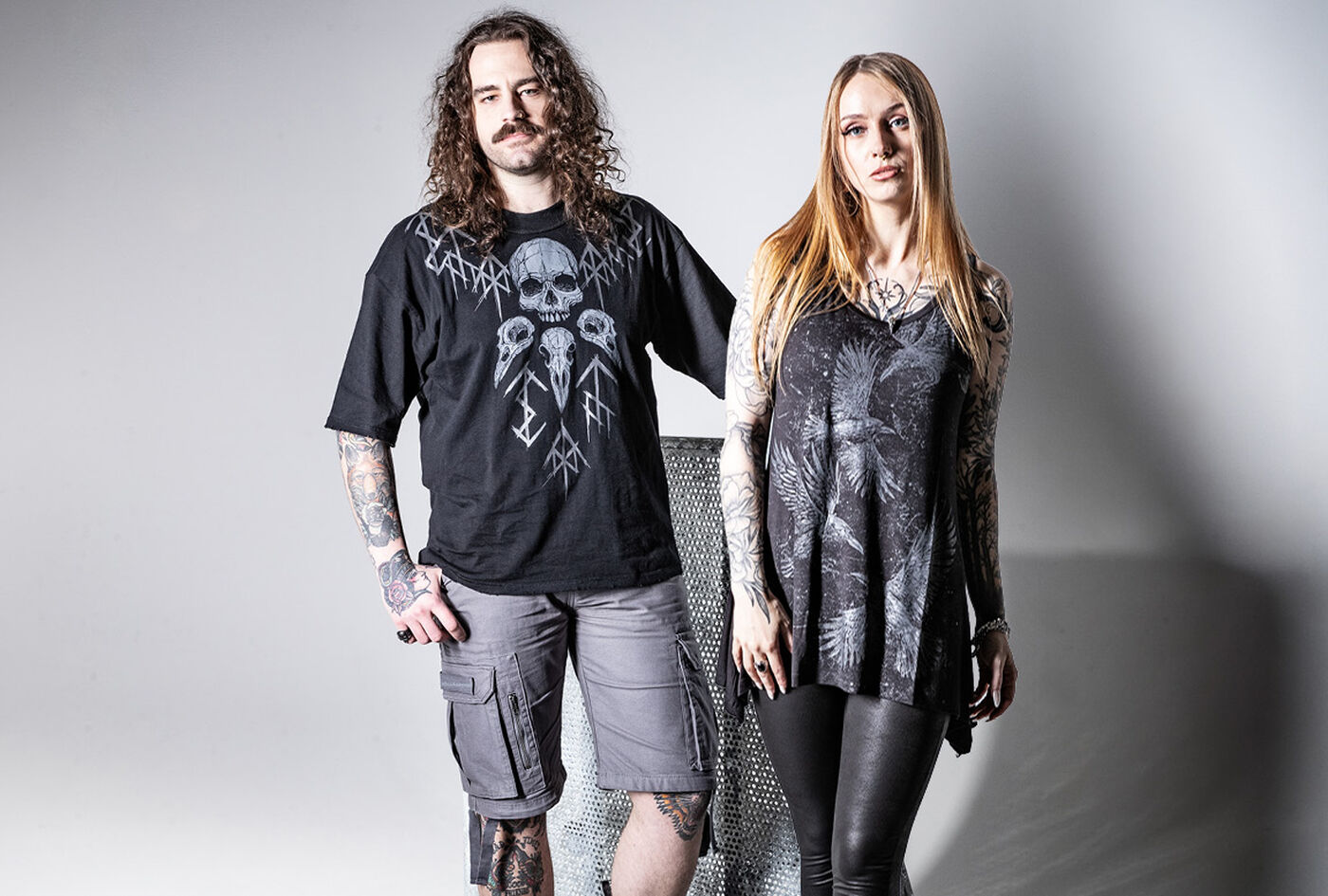 Beaks, Claws & Skulls / Das Kernthema der Black Premium Styles f&uuml;r Autumn Winter 2026 sch&ouml;pft aus der dunklen Welt der Raben, Greifv&ouml;gel und Totenk&ouml;pfe. Die Kollektion verbindet gotische Symbolik mit einer modernen, kantigen &Auml;sthetik, f&uuml;r Damen und Herren. &nbsp;Schwarz bleibt dominierend, dezente Graut&ouml;ne und ausgewaschene Nuancen geben Tiefe und einen Vintage-Touch. Skulls, Raben, Federn, Krallen und Skelettdetails sind die Schl&uuml;sselelemente und finden sich in Grafiken, Prints und Details wieder.&nbsp; Feminine Silhouetten treffen auf rauere Teile &ndash; eine Balance zwischen Romantic Goth und Alternative Streetwear. Das Artwork ist von anatomischen Illustrationen, gotischen Vogelmotiven und traditioneller Tattoo-&Auml;sthetik inspiriert und vereint Tod, Natur und Dunkelheit zu einer geheimnisvollen, rebellischen Bildwelt. / Check' das aus