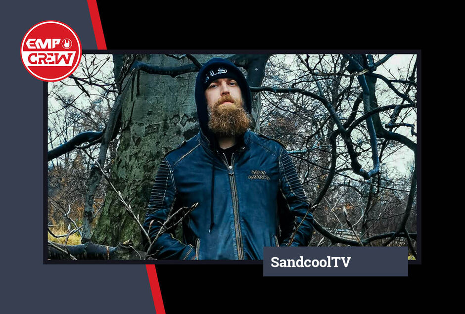 Hey ho, ich bin Tim aka SandcoolTVBekloppt, verr&uuml;ckt, Metal, Gaming, viele Haare im Gesicht, wenig auf dem Kopf, beschreibt mich schon zu 100%. Seit 2015 streame ich auf Twitch und kombiniere Metal mit Gaming. Ich bin viel rumgekommen, lebte u.a. in den USA und auf den Philippinen. Festivals sind meine Leidenschaft. Ich liebe verr&uuml;ckte Menschen.Was mache ich bei der EMPCrew?Ich bin Freelancer bei EMP und passe perfekt in die Crew. Ausgefallen, verr&uuml;ckt, voller Ideen und f&uuml;r alle Schandtaten zu haben. Zus&auml;tzlich bin ich regelm&auml;&szlig;ig mit meinen Gesichtshaaren und meiner durchgeknallten Art auf dem EMP Gaming Kanal zu sehen. Aber erschreckt Euch nicht ... es nennt sich Bart, nicht Haustier 😂