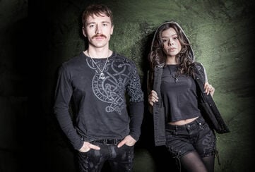 Celtic Snake / Hier geht&rsquo;s nicht um Spielereien. Diese Black Premium by EMP-Kollektion ist roh, kraftvoll und voller Symbolik. Im Mittelpunkt steht die Schlange &ndash; ein uraltes Zeichen f&uuml;r St&auml;rke, Wandel und Unbezwingbarkeit. Kombiniert mit kraftvollen Knotendesigns entsteht ein Look, der nicht um Erlaubnis fragt, sondern Charakter zeigt.Wir haben exklusive Prints und Stickereien entwickelt, die hart und kompromisslos detailliert gezeichnet sind und jedes Teil sofort wiedererkennbar machen. Erg&auml;nzt wird alles durch spezielle Trims wie individuell gestaltete Kn&ouml;pfe und Kordelenden, die jedes St&uuml;ck zu etwas Einzigartigem machen.Diese Kollektion sorgt daf&uuml;r, dass du auff&auml;llst! Geh deinen eigenen Weg mit unserer Celtic Snake Kollektion von Black Premium by EMP &ndash; Crafted for the Independent. / Jetzt entdecken!