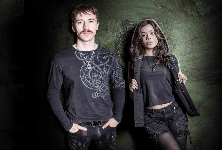 Celtic Snake / Hier geht&rsquo;s nicht um Spielereien. Diese Black Premium by EMP-Kollektion ist roh, kraftvoll und voller Symbolik. Im Mittelpunkt steht die Schlange &ndash; ein uraltes Zeichen f&uuml;r St&auml;rke, Wandel und Unbezwingbarkeit. Kombiniert mit kraftvollen Knotendesigns entsteht ein Look, der nicht um Erlaubnis fragt, sondern Charakter zeigt.Wir haben exklusive Prints und Stickereien entwickelt, die hart und kompromisslos detailliert gezeichnet sind und jedes Teil sofort wiedererkennbar machen. Erg&auml;nzt wird alles durch spezielle Trims wie individuell gestaltete Kn&ouml;pfe und Kordelenden, die jedes St&uuml;ck zu etwas Einzigartigem machen.Diese Kollektion sorgt daf&uuml;r, dass du auff&auml;llst! Geh deinen eigenen Weg mit unserer Celtic Snake Kollektion von Black Premium by EMP &ndash; Crafted for the Independent. / Jetzt entdecken!