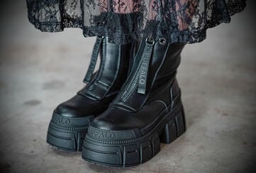 Buffalo. Neu gedacht. / Vervollständige jetzt deinen Goth-Look! / Zieh' dich an
