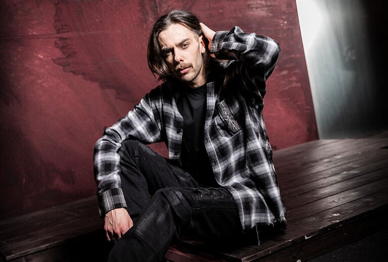 Pagan Roots / Diese Pagan Roots Kollektion greift uralte Symbolik auf: Runen, Schutzkreise und folkloristische Zeichen, die wirken, als w&auml;ren sie aus Ritualholz geschnitzt. Schwarze und dunkelrote T&ouml;ne mit rauen Waschungen erinnern an Erde, Glut und n&auml;chtliche Zeremonien.Jedes Piece tr&auml;gt diese Symbolwelt sichtbar auf der Haut &ndash; mal als gro&szlig;fl&auml;chiges Zeichen, mal als subtiler Hintergrund, der an verwitterte Fresken erinnert. Die Designs wirken wie moderne Artefakte aus Pagan Rite & Folklore.Mit neuen Oversized‑Fits entsteht eine kraftvolle Silhouette, die zwischen Ritualgewand und Streetwear steht. Kleidung, die aussieht, als h&auml;tte sie ihre Wurzeln tief im alten Boden verankert. / Jetzt entdecken!