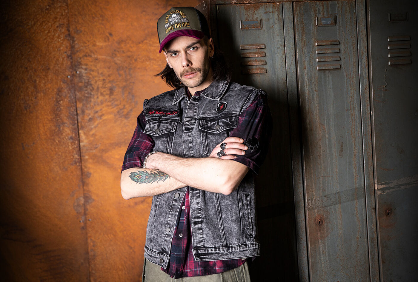 Free Spirit / Die Free‑Spirit‑Kollektion bringt frischen Vintage‑Wind in deinen Style: eine Mischung aus markanter Vintage‑ und Rockabilly‑&Auml;sthetik, veredelt mit auff&auml;lligen Animal Prints und einem modernen Oil‑Wash‑Finish. Jeder Look wirkt bewusst verwaschen, authentisch und rebellisch &ndash; und bleibt dabei trotzdem zeitlos.Klassische Motive erscheinen in neuem Licht und verwandeln sich in l&auml;ssige Rockabilly‑Statements. Dazu kommen ausgew&auml;hlte Pieces wie Beach Shorts, Puffer‑Styles, Trucker Caps mit Cord‑Visor und passende G&uuml;rtel, die den ungebundenen Free‑Spirit‑Vibe perfekt einfangen. / Jetzt entdecken!
