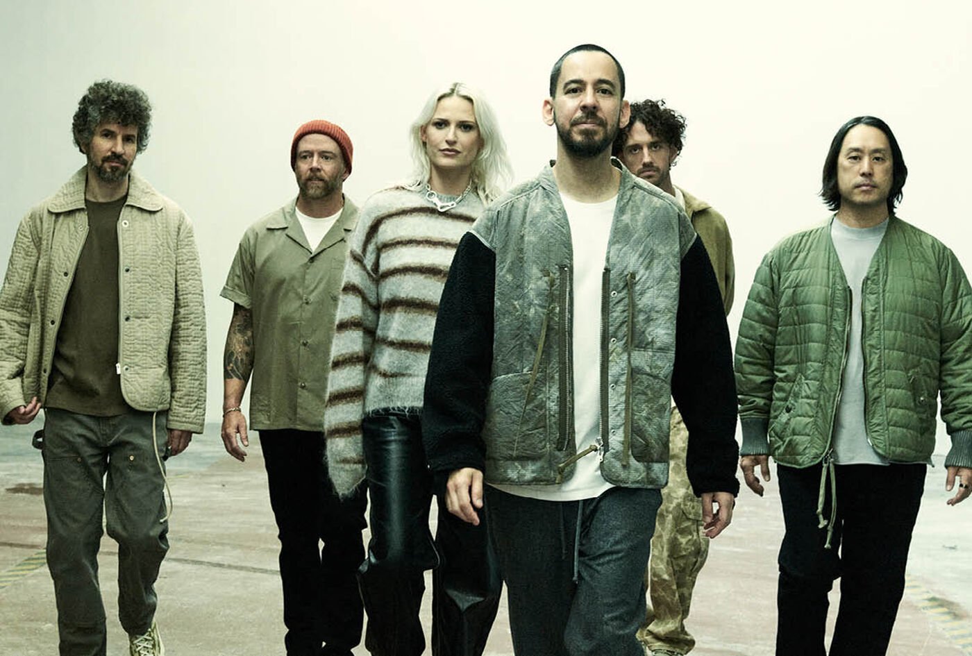 Linkin Park sind wohl eine der einflussreichsten Rockbands aller Zeiten mit unzähligen, unvergesslichen Hits. &nbsp; Welcome Back! Geschlagene 7 Jahre nach dem letzten Album und dem Tod von Chester Bennington melden sich Linkin Park mit "From Zero" zurück. &nbsp; Checkt das neue Album unbedingt aus und gönnt euch dazu neues Merch! &nbsp; &nbsp;