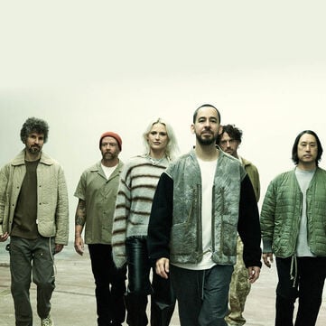 Linkin Park sind wohl eine der einflussreichsten Rockbands aller Zeiten mit unzähligen, unvergesslichen Hits. &nbsp; Welcome Back! Geschlagene 7 Jahre nach dem letzten Album und dem Tod von Chester Bennington melden sich Linkin Park mit "From Zero" zurück. &nbsp; Checkt das neue Album unbedingt aus und gönnt euch dazu neues Merch! &nbsp; &nbsp;
