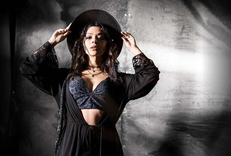 Rooted In Reverance / Hier geht&rsquo;s nicht um Spielereien. Diese Black Premium by EMP-Kollektion ist roh, kraftvoll und voller Symbolik. Im Mittelpunkt steht die Schlange &ndash; ein uraltes Zeichen f&uuml;r St&auml;rke, Wandel und Unbezwingbarkeit. Kombiniert mit kraftvollen Knotendesigns entsteht ein Look, der nicht um Erlaubnis fragt, sondern Charakter zeigt.Wir haben exklusive Prints und Stickereien entwickelt, die hart und kompromisslos detailliert gezeichnet sind und jedes Teil sofort wiedererkennbar machen. Erg&auml;nzt wird alles durch spezielle Trims wie individuell gestaltete Kn&ouml;pfe und Kordelenden, die jedes St&uuml;ck zu etwas Einzigartigem machen. / Jetzt entdecken!