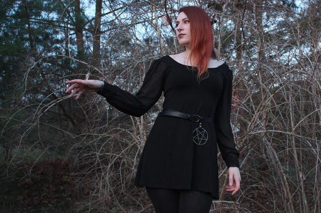 Witchy Vibes mit dem Dress Bet von Outer Vision
