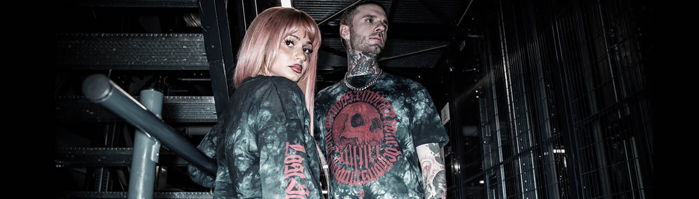 Lost Souls / Lost Souls verbindet junge Streetwear‑Fits mit einer dunklen, modernen &Auml;sthetik. Tiefe Batik‑Washes in Schwarz und Rot treffen auf rau wirkende Grafikwelten und markante Prints, die jedem Piece eine mystische Intensit&auml;t geben.Die Kollektion setzt auf pr&auml;zise, zeitgem&auml;&szlig;e Schnitte: T-Shirts, Hoodies, Sweater, Cropped-Teile und Jogger formen urbane Silhouetten, die l&auml;ssig, modern und charakterstark wirken. Strukturierte Details, Patches und Wash‑Effekte verst&auml;rken den individuellen Look. / Jetzt entdecken!