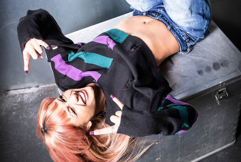 Cute Morbid / Diese Full Volume by EMP-Kollektion spielt mit einem reizvollen Gegensatz: s&uuml;&szlig; und morbide, sowie weich und d&uuml;ster. Tiefe Schwarzt&ouml;ne bilden die Basis, w&auml;hrend Akzente in dreamy Purple und mystischem Petrol eine fast &auml;therische Atmosph&auml;re schaffen.Oversized Fits sorgen f&uuml;r eine entspannt-dramatische Silhouette &ndash; perfekt, um die markanten Designs in Szene zu setzen. Holografische Prints und kontrastierende Stripes fangen das Licht ein und verleihen jedem Teil einen schimmernden Twist.Denn hinter der niedlichen Oberfl&auml;che versteckt sich ein dark little secret: ein Butterfly mit einseitigem Rip‑Cage, ein Bunny mit offenem Brustkorb &ndash; Symbole, die Cuteness neu definieren und einen Hauch spooky &Auml;sthetik einflie&szlig;en lassen. / Jetzt entdecken!