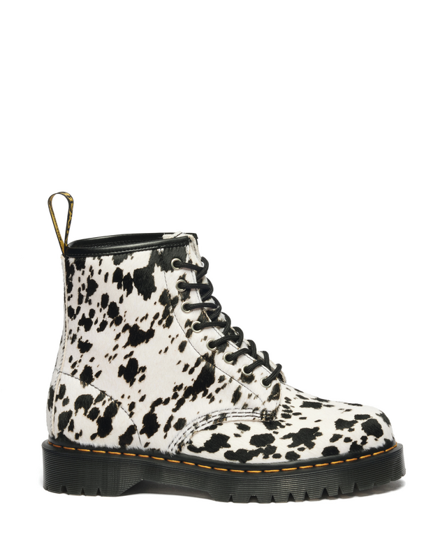Thumbnail - Dr. Martens 1460 Bex Black Dalmatian Print Hair On Boot weiß schwarz in EU40