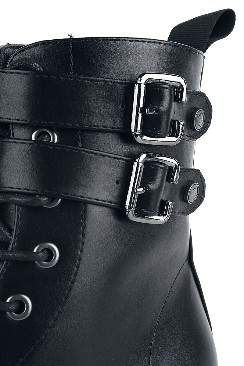 Schwarze Boots mit Schnallen und Nähten