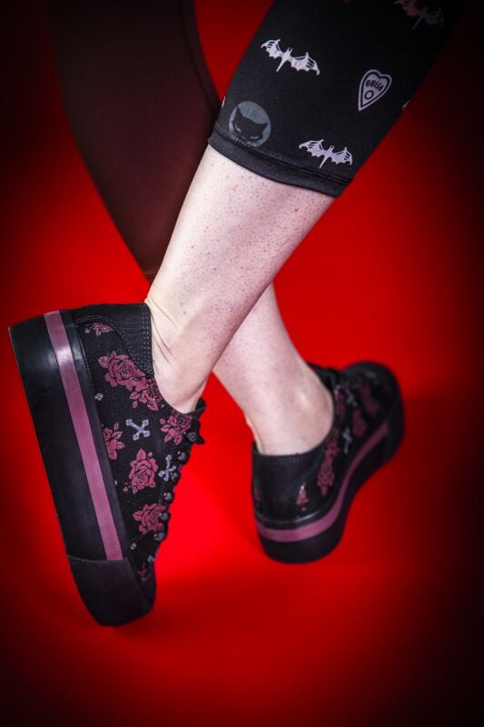 LowCut Plateau Sneaker mit Kreuz und Rosen Print Rock Rebel by
