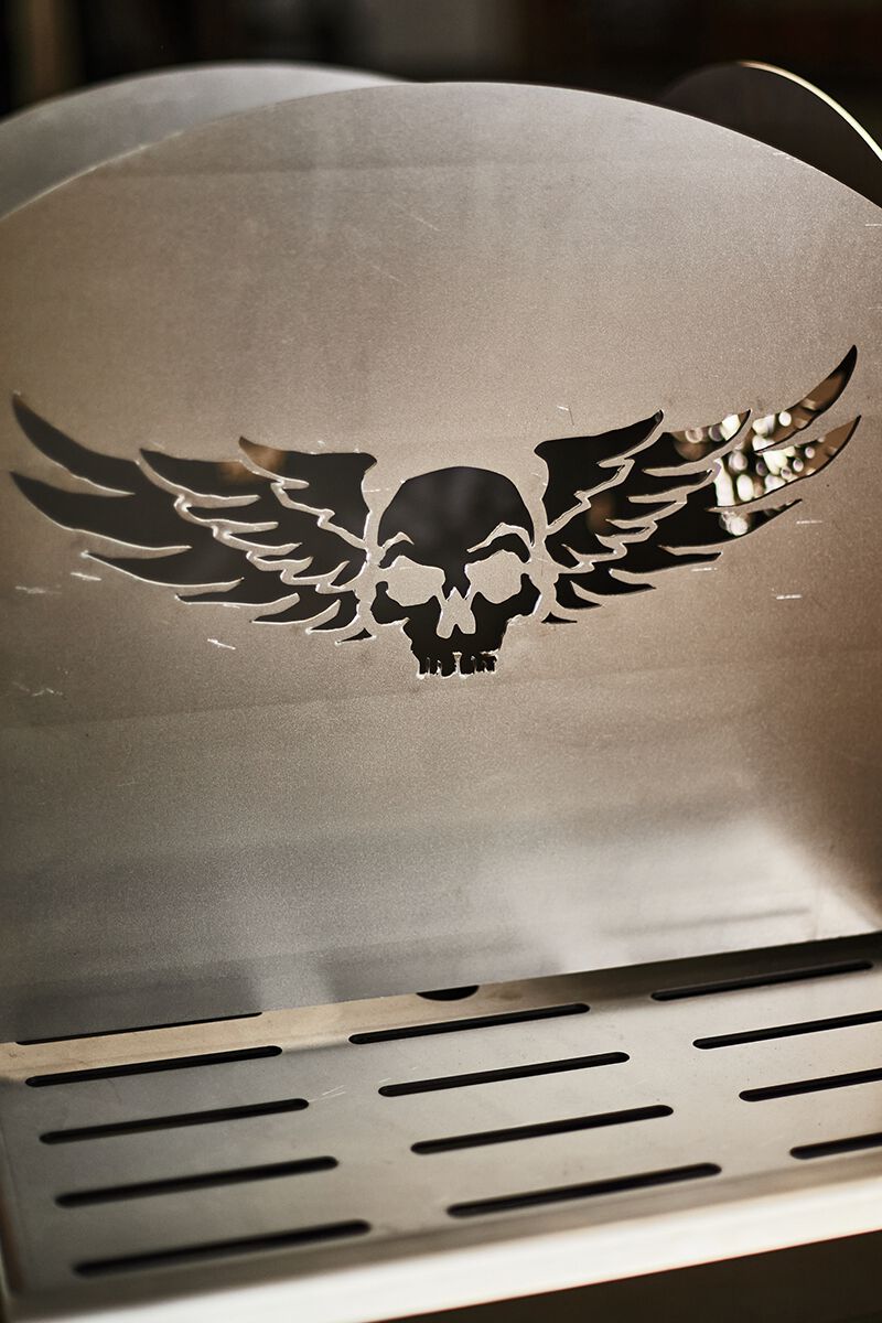 Feuerstelle aus Stahl mit gelasertem Totenkopf-Motiv | EMP