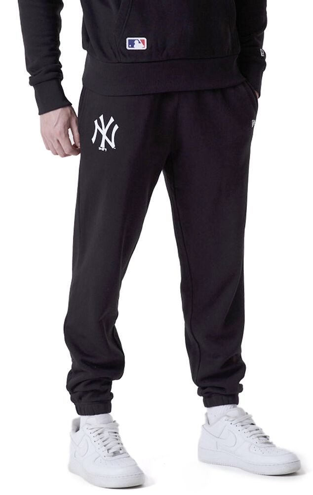 New Era – MLB Trainingshose – League Essentials Jogger – NY Yankees – S bis 3XL – für Männer – Größe M – schwarz – Lizenzierter Fanartikel New Era – MLB Trainingshose – League Essentials Jogger – NY Yankees – S bis 3XL – für Männer – Größe M – schwarz – Lizenzierter Fanartikel