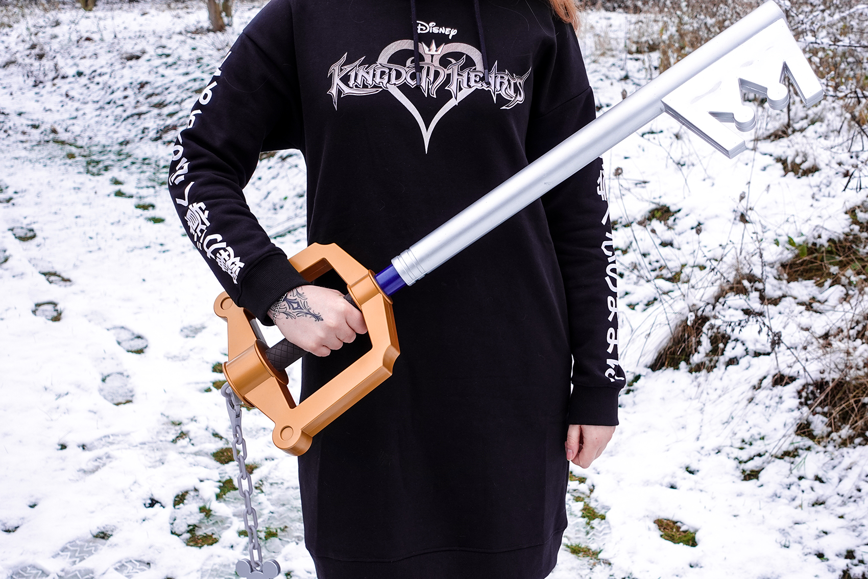 Hoodie Kleid mit Kingdom Hearts Motiven
