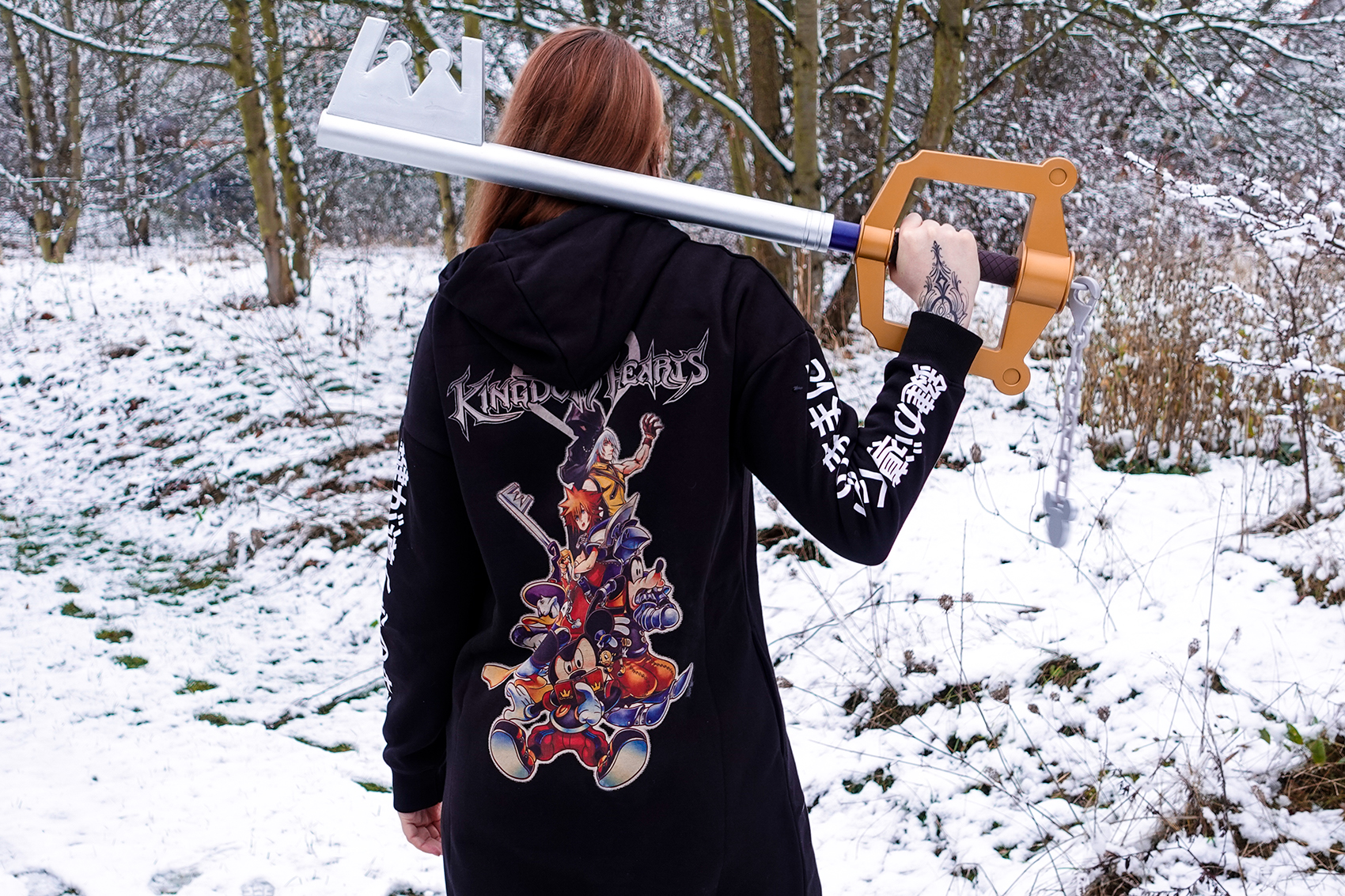 Hoodie Kleid mit Kingdom Hearts Motiven