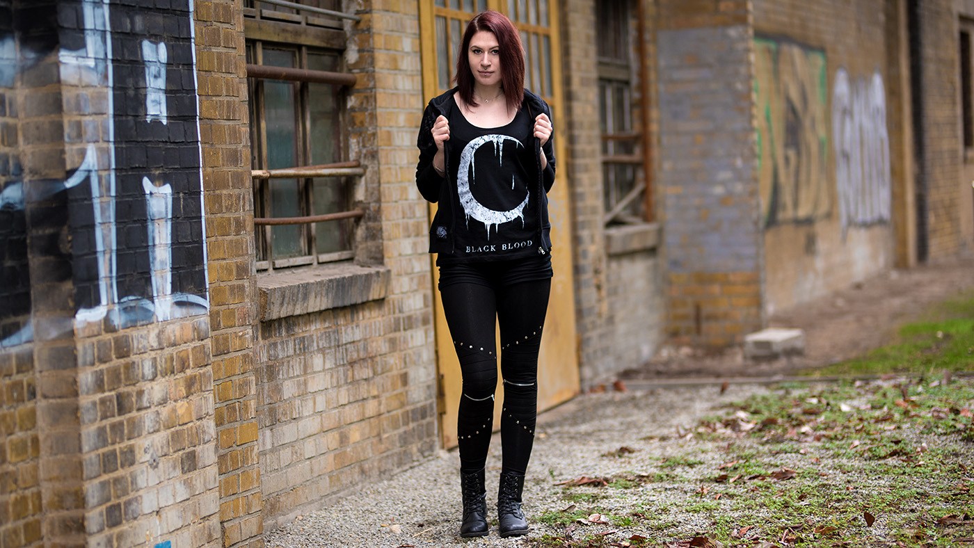 Blood Moon Top von Black Blood in Kombi mit der Wind Leggings von Vixxsin