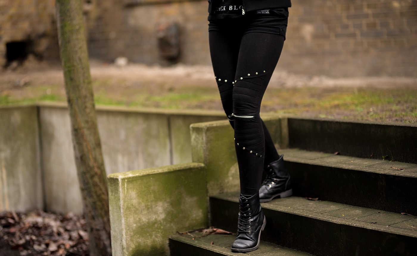 Blood Moon Top von Black Blood in Kombi mit der Wind Leggings von Vixxsin